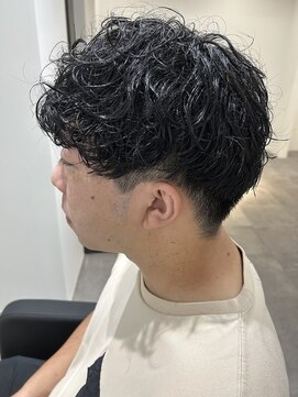 ヒュイル バイ ニアウ(Hwyl by Niau) メンズマッシュパーマ波巻スパイラルパーマニュアンスパーマ