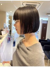 跳ね方も自由自在に操るカットの技術。軽いクセ毛もカットの仕方でかなり抑えられるんです♪