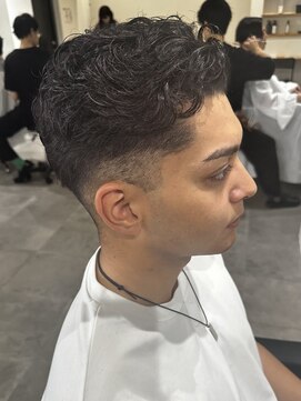 ヒュイル バイ ニアウ(Hwyl by Niau) メンズ外国人風パーマニュアンスパーマスパイラルパーマ刈り上げ