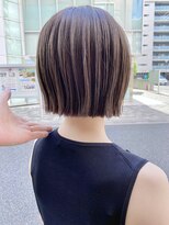 グーム(goom.)&nbsp;小顔似合わせカットくびレイヤーベージュ大人可愛いブルーカラー