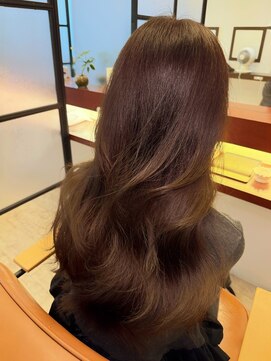 マーリャヘアー(mallia hair) やわらかい質感のウェーブ×艶カラー