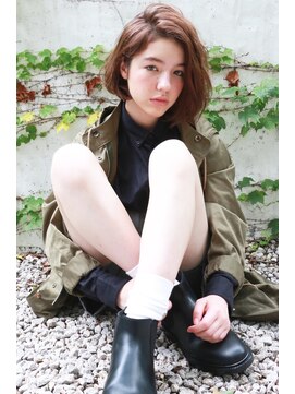 コス(kos) 【ueki】サイドパート＊外国人風＊クールな前下がりボブ