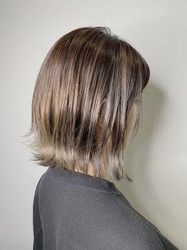 エトランジェ(Etrange) ナチュラル透明感ハイライトグレージュカラー外ハネ20代30代人気