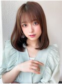 ミディアムレイヤーカット薄め前髪ネビージュサイドバング小顔