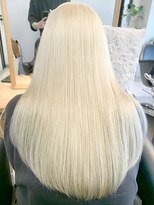 イリ 心斎橋(ili)&nbsp;インナーカラーミルクティーベージュレイヤーカット