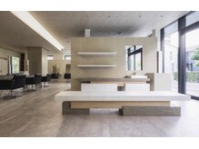 ヘアーサロンデフォーエバーヴィーダ(hairsalon de Forever vida)の雰囲気（ホテルのエントランスをイメージした待合。）
