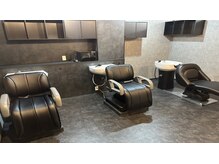 フルフラットのシャンプー台で癒しの時間（ヘッドスパも◎）