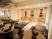 ヘアーアンドメイク ファット(Hair&Make PHAT)の雰囲気（首や腰にやさしいフルフラットシャンプー台）