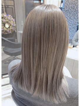 カカフロントオブザミラー(KaKa front of the mirror) ハイトーンベージュカラー♪