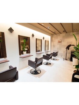 【非現実的な空間♪】白・緑・茶の色をベースにバリ島にあるヴィラをイメージした店内で贅沢サロンタイム♪