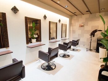 アラタラ ヘア リゾート(ARATARA Hair Resort)の写真/【非現実的な空間♪】白・緑・茶の色をベースにバリ島にあるヴィラをイメージした店内で贅沢サロンタイム♪