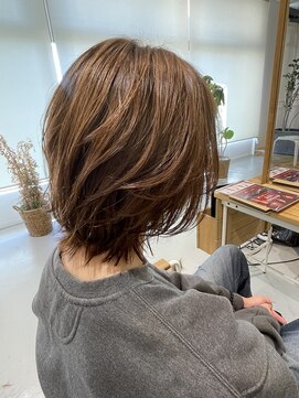 ヤテ(yate') メンズウルフ　ニュアンスパーマ　センターパート　毛流れ