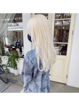 エヌイー(ne' by MAULOA) "ホワイトブロンドカラー×ロングウルフ" ayumi