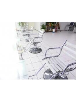 広々とした空間でリラックス♪白を基調とした上質空間で、ゆったりとしたサロンタイムをお過ごし頂けます。