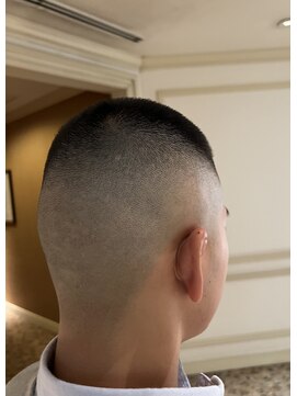 ヨシザワインク プレミアム 横浜 桜木町店(YOSHIZAWA Inc. PREMIUM) 10mmボウズスキンフェードバーバースタイル