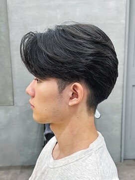 トゥイン 八王子(TWIN) メンズ刈り上げセンターパートフェザーパーマブルーブラック