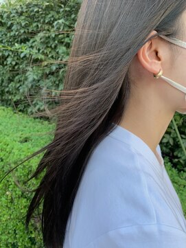 バズ(BUZZ) 思わず触れたくなるストレートヘアスタイル