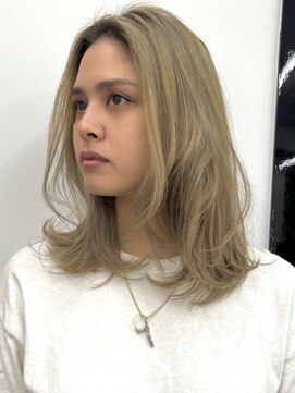 ジョニアンドロージ(Joni & Rougy) ホワイトベージュカラーとロブヘア