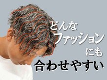 波巻きスパイラルパーマは、どんなファッションにも合わせやすいのが人気◎[メンズカット/センターパート]