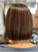 アッシュベージュ細めハイライトボブ×ストレートヘア