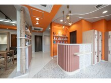 アース オーセンティック 岡山青江店(EARTH Authentic)の雰囲気(明るいオレンジの店内で、心からお出迎えします)