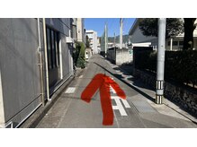 ノーム(NOAM)の雰囲気(建物と中学校の西門を過ぎていくと左手に駐車場があります。)