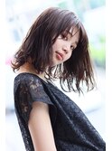 ラフな質感のミディアムボブ