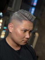 メグロバーバーショップロッポンギ 目黒六(MEGURO BARBER SHOP 6PPONGI)&nbsp;サイドパート / シルバーカラー /フェードカット