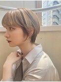 小顔ブロンドマッシュショート