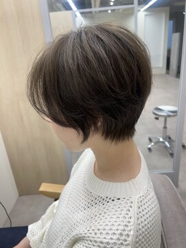 ユニ 江坂(Uni.) ショートボブ　マッシュショート　カーキアッシュ