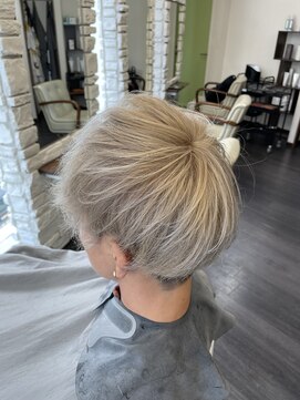 エヌプラスリタ 近鉄八尾(N+lita) メンズ　ホワイトカラー