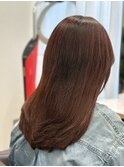 胸元くらいの長さのロングヘアスタイル