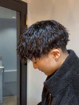 縦に落ちるトレンドパーマで圧倒的存在感を！