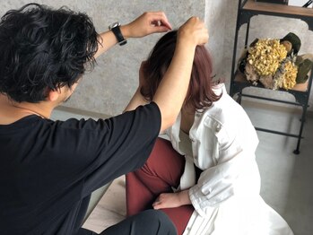 ドアヘアプラス(DooR hair+)の写真/スタッフ一人ひとりがマンツーマンで丁寧なカウンセリングから施術まで行い、理想のスタイルをご提案します