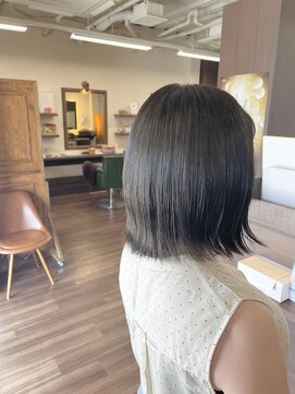 ミーツ meets+ 【美髪】スタイリッシュなエメラルドグリーン