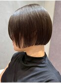 首元を美しく見せる、大人女性の上品なくびれショート
