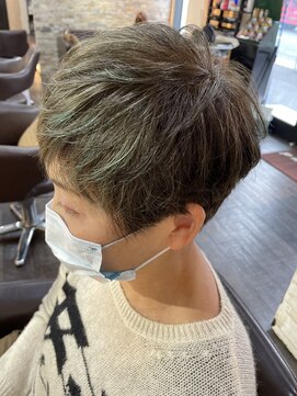 ロンド(Le rond) ネイビーグリーンのハイライトショートヘア