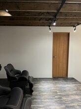 アールで丸みのあるフルフラットシャンプー台。