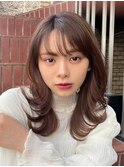 ゆるっと揺れるカールミディアム｜女性らしさが引き立つスタイル