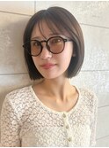 大人可愛い耳かけ小顔美髪ストレート暗髪切りっぱなしミニボブ