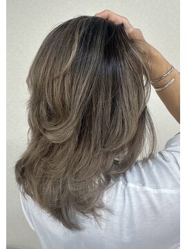 クエロ(Quaero?) バレイヤージュカラー オリーブグレー