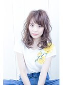 グレージュカラーをきかせたウェーブスタイル