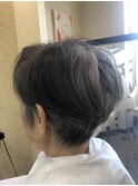 優しいグレイヘアー。