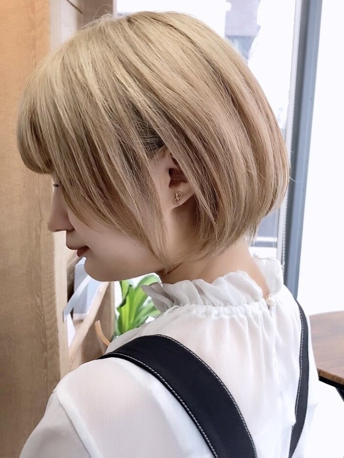 美髪にホワイトグレージュやネビージュハイトーンショートボブ