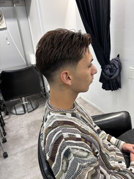 イントロバイフィーネ 渋谷(INTRO . by Fi-Ne) バーバーナチュラルセンターパートローフェード/渋谷