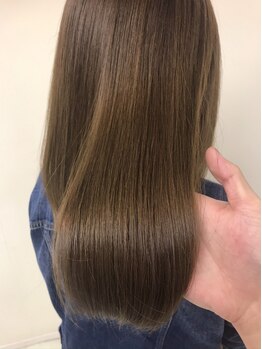 年齢を感じさせない髪へ導きます。透明感グレイカラーで、白髪世代に“自信のツヤ”を♪