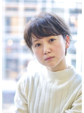 サークル(CIRCLE) マッシュショートカーキグレージュ大人かわいいフェザーバング