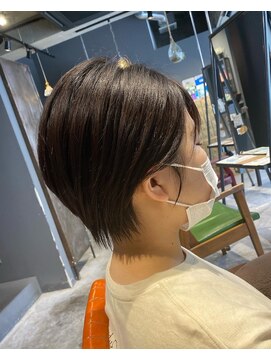 エミュー(emue) 京都 ナチュラル前下がり丸み耳かけショートミルクティー中島