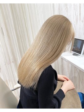 フリーラ 表参道(freera) @kamiishi＿freera  ホワイトブロンドベージュ　ケアブリーチ