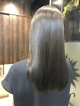 リノナ(Linona) やわらかミディアムワンカールパーマカーキグレージュ前髪錦糸町